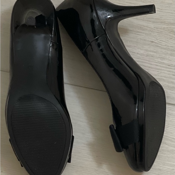 KELLY & KATIE… size 10…black patent leather…3 1/2 “ heeled shoes - Picture 12 of 16